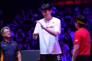 这手机颠球很流畅啊!杨瀚森为王楚钦比赛挑边&入场赢得观众喝彩 这手机颠球很流畅啊!杨瀚森为王楚钦比赛挑边&入场赢得观众喝彩