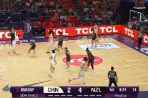 中国队长！赵睿突破造犯规两罚全中后再中三分 个人开场连得5分