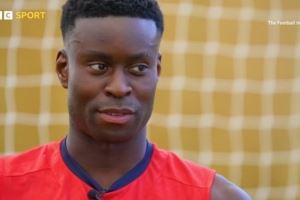 格伊:我的朋友要么在不同国家要么住曼市或利物浦,要联系不容易 格伊:我的朋友要么在不同国家要么住曼市或利物浦,要联系不容易