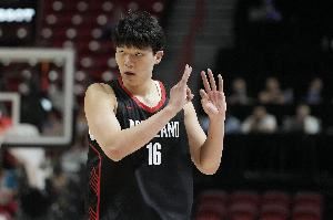 媒体人：杨瀚森的犯规太多了 但这也是新人中锋比较常见的现象