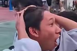 这球吹一辈子!中学生篮球班赛一学生面对贴防完成后场三分绝杀 这球吹一辈子!中学生篮球班赛一学生面对贴防完成后场三分绝杀