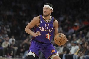 你们也缺真控卫!布克前三场送出17次助攻 出现18个失误 你们也缺真控卫!布克前三场送出17次助攻 出现18个失误