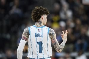 苦苦支撑!三球半场15中7&7罚7中砍23+7+4 首节轰下15分 苦苦支撑!三球半场15中7&7罚7中砍23+7+4 首节轰下15分