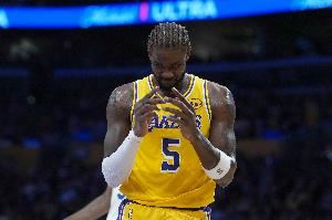 2次犯规了!艾顿首节出战7分钟 3投全进拿到7分2助1断 2次犯规了!艾顿首节出战7分钟 3投全进拿到7分2助1断