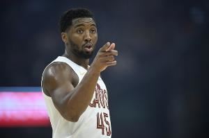 状态火热!米切尔18中13轰下35分1板2助 正负值+38 状态火热!米切尔18中13轰下35分1板2助 正负值+38