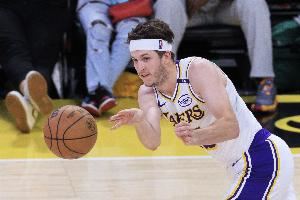 里夫斯:轮换不足的情况下打球确实很难 我们每个人都拼尽全力 里夫斯:轮换不足的情况下打球确实很难 我们每个人都拼尽全力