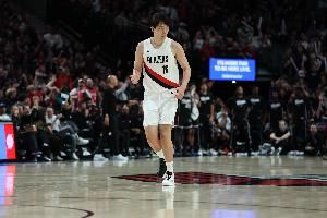张卫平:杨瀚森防挡拆的位置总是不上不下 让艾顿轻松完成投篮 张卫平:杨瀚森防挡拆的位置总是不上不下 让艾顿轻松完成投篮