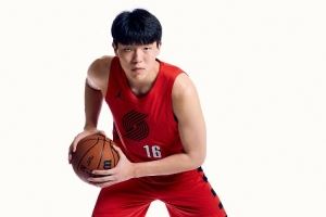 媒体人:杨瀚森别看网上的言论 专注在训练和比赛录像上 媒体人:杨瀚森别看网上的言论 专注在训练和比赛录像上