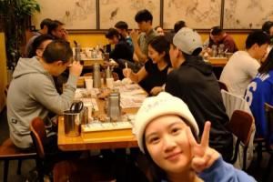 网友偶遇杨瀚森打湖人赛后 携女友+团队去洛杉矶韩料店吃夜宵 网友偶遇杨瀚森打湖人赛后 携女友+团队去洛杉矶韩料店吃夜宵