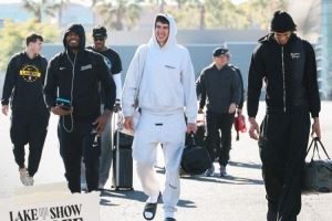 湖人官推晒出征客场登机照:接下来飞往明尼苏达和孟菲斯 湖人官推晒出征客场登机照:接下来飞往明尼苏达和孟菲斯