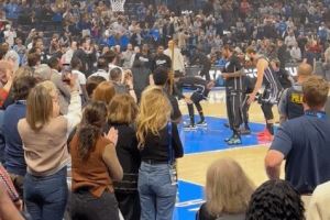 曾经的俄城之子!威少作为客队球员出场 雷霆全场爆发欢呼&掌声 曾经的俄城之子!威少作为客队球员出场 雷霆全场爆发欢呼&掌声