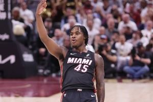 9助!斯波:非常喜欢戴维恩-米切尔组织能力 他在这方面很有天赋 9助!斯波:非常喜欢戴维恩-米切尔组织能力 他在这方面很有天赋