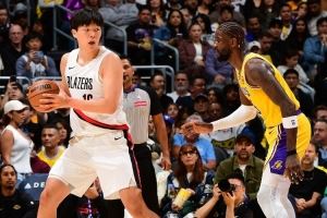 美记:球迷们急切希望杨瀚森获得更多出场机会 但他还需打磨技术 美记:球迷们急切希望杨瀚森获得更多出场机会 但他还需打磨技术