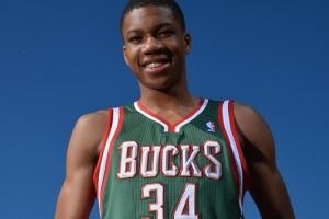 米德尔顿:对字母哥的初印象是又高又瘦 当时我需要和他竞争 米德尔顿:对字母哥的初印象是又高又瘦 当时我需要和他竞争