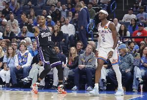 记者:国王的阵容确实太矮了 生死时刻篮板问题还是暴露了 记者:国王的阵容确实太矮了 生死时刻篮板问题还是暴露了