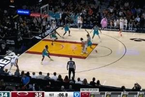 帅是真帅!哈克斯中路强突双手滑翔暴扣 平拍在地很危险! 帅是真帅!哈克斯中路强突双手滑翔暴扣 平拍在地很危险!