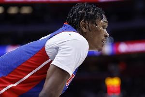 积极性拉满!奥萨尔14中4砍下12分11篮板6助攻 抢下5个前场篮板 积极性拉满!奥萨尔14中4砍下12分11篮板6助攻 抢下5个前场篮板