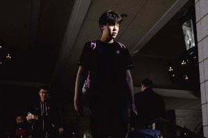 杨瀚森背着粉色小书包 利拉德&阿夫迪亚黑框眼镜 开拓者今日OOTD 杨瀚森背着粉色小书包 利拉德&阿夫迪亚黑框眼镜 开拓者今日OOTD