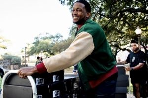 给老铁们拿点福利!福克斯给当地球迷送上自己的最新球鞋 给老铁们拿点福利!福克斯给当地球迷送上自己的最新球鞋