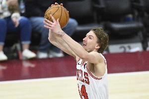 拉文:布泽利斯会要求和我一起加练 他的进步会越来越大 拉文:布泽利斯会要求和我一起加练 他的进步会越来越大