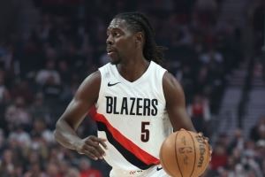 还是定海神针!霍勒迪16中10砍下27分5篮板8助攻2抢断 还是定海神针!霍勒迪16中10砍下27分5篮板8助攻2抢断