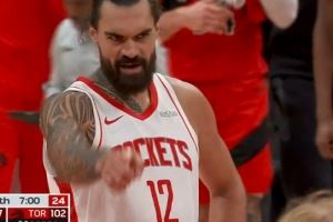 你还有这一手?亚当斯反吊小贾巴里-史密斯 后者吃饼吊筐暴扣! 你还有这一手?亚当斯反吊小贾巴里-史密斯 后者吃饼吊筐暴扣!