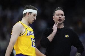 先见之明!名记:今夏雷迪克一直在努力培养里夫斯 让他更自信 先见之明!名记:今夏雷迪克一直在努力培养里夫斯 让他更自信