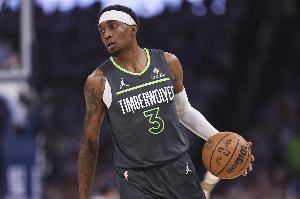 芬奇:麦丹打得非常自如 进攻端做出了很棒的决策效率极高 芬奇:麦丹打得非常自如 进攻端做出了很棒的决策效率极高