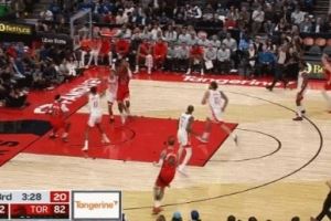 且退且进!小贾巴里-史密斯积极退防 补防迎面钉板大帽谢德! 且退且进!小贾巴里-史密斯积极退防 补防迎面钉板大帽谢德!