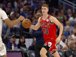 射手就要投得准!许尔特8中6&三分5中3贡献18分4板4助 射手就要投得准!许尔特8中6&三分5中3贡献18分4板4助