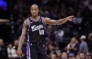 正负值-21!德罗赞10中5拿到19分5板5助 罚球10中9 正负值-21!德罗赞10中5拿到19分5板5助 罚球10中9