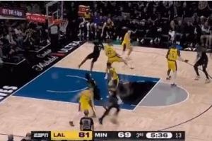 全民皆兵!拉拉维亚断球 里夫斯反击助飞克内克特空接暴扣! 全民皆兵!拉拉维亚断球 里夫斯反击助飞克内克特空接暴扣!