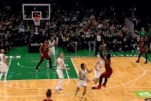 手感火热!米切尔晃飞两人命中高难度压哨三分 手感火热!米切尔晃飞两人命中高难度压哨三分