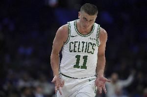 得快找找手感!普理查德半场三分5中1仅拿3分 但送9助2断 得快找找手感!普理查德半场三分5中1仅拿3分 但送9助2断