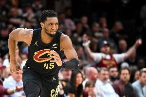 这谁顶得住啊!骑士首节三分球12中10 命中率超八成 这谁顶得住啊!骑士首节三分球12中10 命中率超八成