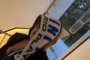 整蛊😂女友头戴皇马围巾叫醒正在睡觉的维尼修斯:你喜欢吗? 整蛊😂女友头戴皇马围巾叫醒正在睡觉的维尼修斯:你喜欢吗?