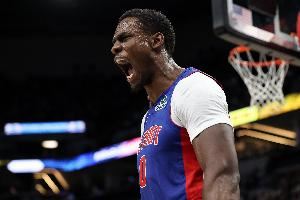 吃饼怪侠!杜伦上半场8中7得17分2板2助 扣篮5中5 吃饼怪侠!杜伦上半场8中7得17分2板2助 扣篮5中5