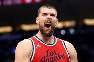 扛起球队！祖巴茨半场10中6拿下16分7板1助2断